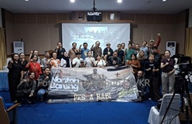 Dayakologi Tandai 35 Tahun Kiprahnya dengan NOBAR Film Pesta Babi: Kolonialisme di Zaman Kita Dayakologi Tandai 35 Tahun Kiprahnya dengan NOBAR Film Pesta Babi: Kolonialisme di Zaman Kita