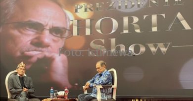 Ukiran Dayak Itu Memperkuat Jejak Sejarah Persahabatan Sejati JJ. Kusni, Ramos-Horta, dan Xanana Gusmao Ukiran Dayak Itu Memperkuat Jejak Sejarah Persahabatan Sejati JJ. Kusni, Ramos-Horta, dan Xanana Gusmao