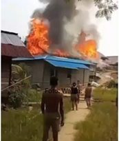 Dua Rumah Warga Ngira, Kec. Noyan, Sanggau Ludes Terbakar, Satu Lainnya Tinggal Puing Atap Dua Rumah Warga Ngira, Kec. Noyan, Sanggau Ludes Terbakar, Satu Lainnya Tinggal Puing Atap